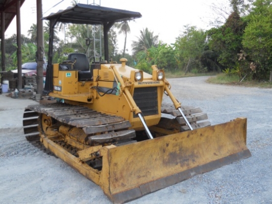 ขายรถดันดินเก่าญี่ปุ่นmitsubichi bd2gz  แทรกกว้าง 70 cm สนใจติดต่อสอบถาม 092-3309229 อีส