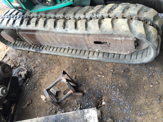 <แทรคยางเก่านอกแท้ติดรถ>สภาพ90\% ใส่ KOMATSU PC-20 (ราคาคู่ละ 17,000 ) ติดต่อ 085-5632278 (ห้ามต่อขนย้ายเอง)