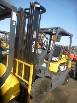 ขายรถโฟลคลิฟท์ ( รุ่นใหม่  ) ใส่เวท 2.5 ตัน  TCM FD25T3 ,เสา ยกสูง 5.4 เมตร , AUTO,  ดีเซล  ,  (รับประกัน 3 เดือน )  รถใช้งานมาน้อย 2 พันกว่าชั่วโมง  รถนอกแท้นำเข้าจากญี่ปุ่น 100\% ใส่เวท 2.5