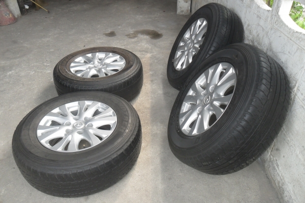 ล้อแม็ก17นิ้ว6รุ มาสด้า พร้อมยาง สวยๆ 4 ล้อ ราคา 7900 บาท