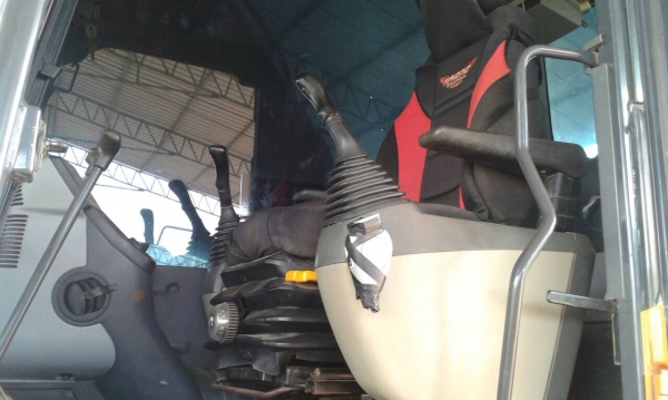 ขายKOMATSU 200-8. สภาพสวย  พร้อมใช้. ทำงานหมื่นกว่าๆๆ ชม