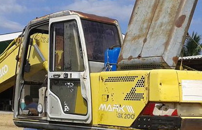 **880,000 บ.ต่อรอง/// แบคโฮ KOBELCO MARK-3 SK200 เก๋งเทาแท้ ไฟฟ้าครบ มีเล่มทะเบียน เดิมมบาง มือเดียวป้ายแดงจาก อริยะฯ **ขาย KOBELCO SK200 MARK  เก๋งเทาแท้ สภาพดี เดิมบาง ไฟครบ มีเล่มทะเบียน พร้อมใช้งาน HYD.EXCAVATOR KOBELCO MARK-3 SK200 S/N.YN-17xxx เก๋งเ