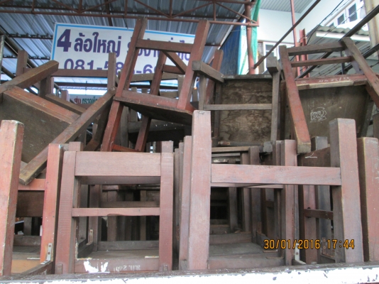 โต๊ะ  เก้าอี้  นักเรียน   รุ่นเก่าโบราณ   สนใจ มี 30 ชุดครับ