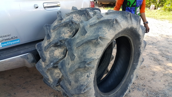 ยางถอด L4708 OTANI 13.6-26ครับ