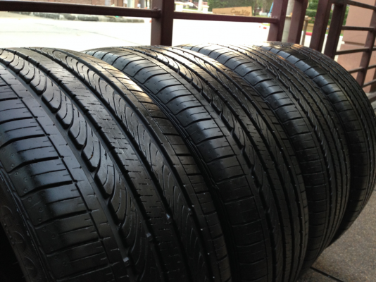 ยาง Goodyear 215 45 17 สิ้นปี14 เนื้อนิ่มๆ ดอกเต็ม ไม่มีปะ ใช้กันยาว ราคาไม่แพง