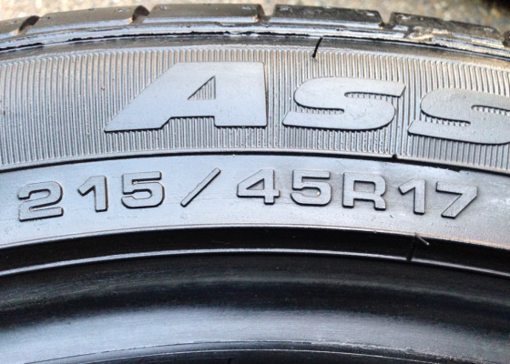 ยาง Goodyear 215 45 17 สิ้นปี14 เนื้อนิ่มๆ ดอกเต็ม ไม่มีปะ ใช้กันยาว ราคาไม่แพง