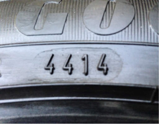 ยาง Goodyear 215 45 17 สิ้นปี14 เนื้อนิ่มๆ ดอกเต็ม ไม่มีปะ ใช้กันยาว ราคาไม่แพง