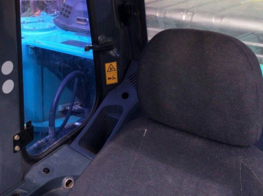 KOBELCO MARK 8 SUPER YN12 รถสวยพร้อมทำงานได้เลยครับ ใช้งาน 8,400 ชม. ภายในเก๋งสะอาดสวยครบพร้อม แอร์เย็น ภายนอกบอดี้สวยสุดๆครับ บูมอาร์มไม่มีปะ เครื่องยนต์แน่นแรงดีทำงานเร็ว ช่วงล่างเอวแน่น โรลเลอร์ใบแทรกสภาพดีโดยรวมประมาณ 80\% พร้อมใช้งาน เอกสารเล่มทะเบียน