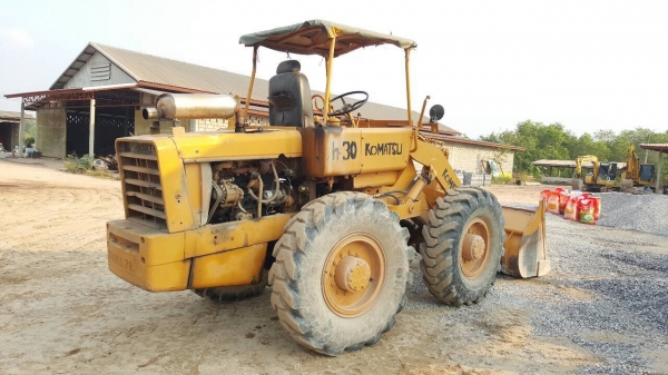 ขาย รถตัก KOMATSU JH30 สภาพพร้อมใช้งาน ยางเต็มทั้ง 4 เส้น