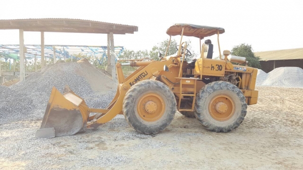 ขาย รถตัก KOMATSU JH30 สภาพพร้อมใช้งาน ยางเต็มทั้ง 4 เส้น