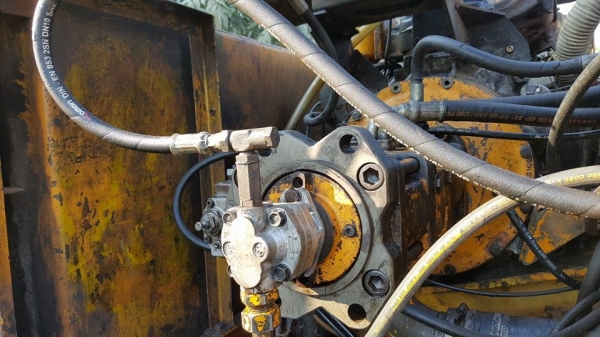 ขายรถขุดแบ็คโค kobelco 200มาร์คทรู เอวดี ปั๊มฟิตใหม่ ทำงานดีไม่โหลด ปั๊มk3v สภาพพร้อมลงงาน