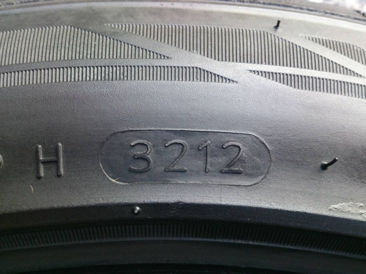 ขายาง HANKOOK 195/55R15 ยางสัปดาห์ที่32ปี12 ดอกยางเต็มไม่มีปะสวยๆ จำนวน 1 ชุด