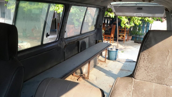 ขายรถตู้นิสสัน จดทะเบียนปี38 เครื่องไม่ติด ขายตามสภาพ