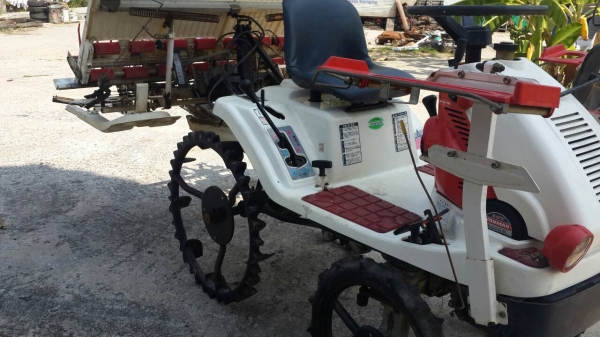 ขายรถดำนาสี่แถวเก่าญี่ปุ่นตามสภาพพร้อมใช้งานราคา35000บาทเครื่องเบนซินสี่จังหวะสี่แรง เฟื่องทดประหยัดนัำมัน พร้อมส่ง ขายรถดำนาสี่แถวเก่าญี่ปุ่นตามสภาพพร้อมใช้งานราคา35000บาทเครื่องเบนซินสี่จังหวะสี่แรง เฟื่องทดประหยัดนัำมัน พร้อมส่ง