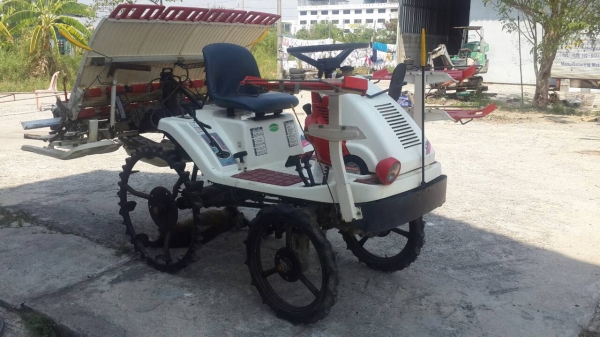 ขายรถดำนาสี่แถวเก่าญี่ปุ่นตามสภาพพร้อมใช้งานราคา35000บาทเครื่องเบนซินสี่จังหวะสี่แรง เฟื่องทดประหยัดนัำมัน พร้อมส่ง