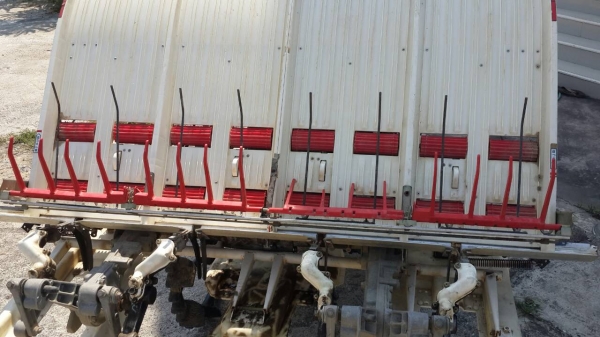 ขายรถดำนาสี่แถวเก่าญี่ปุ่นตามสภาพพร้อมใช้งานราคา35000บาทเครื่องเบนซินสี่จังหวะสี่แรง เฟื่องทดประหยัดนัำมัน พร้อมส่ง ขายรถดำนาสี่แถวเก่าญี่ปุ่นตามสภาพพร้อมใช้งานราคา35000บาทเครื่องเบนซินสี่จังหวะสี่แรง เฟื่องทดประหยัดนัำมัน พร้อมส่ง