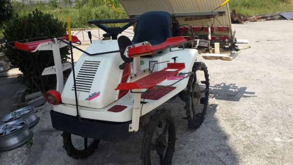 ขายรถดำนาสี่แถวเก่าญี่ปุ่นตามสภาพพร้อมใช้งานราคา35000บาทเครื่องเบนซินสี่จังหวะสี่แรง เฟื่องทดประหยัดนัำมัน พร้อมส่ง ขายรถดำนาสี่แถวเก่าญี่ปุ่นตามสภาพพร้อมใช้งานราคา35000บาทเครื่องเบนซินสี่จังหวะสี่แรง เฟื่องทดประหยัดนัำมัน พร้อมส่ง