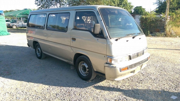 รถตู้นิสสัน URVAN