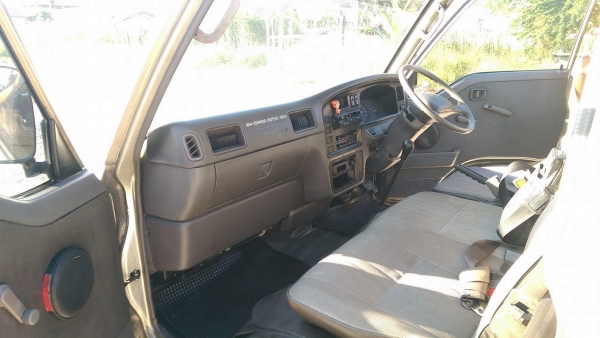 รถตู้นิสสัน URVAN