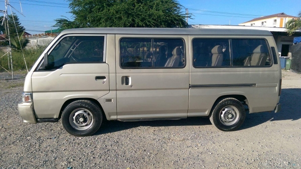 รถตู้นิสสัน URVAN