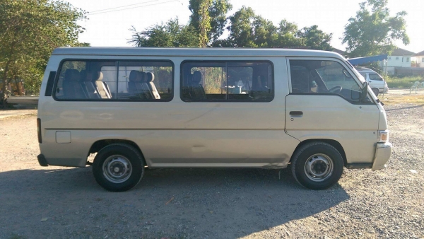 รถตู้นิสสัน URVAN