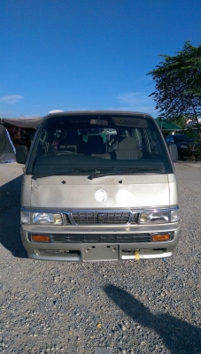 รถตู้นิสสัน URVAN