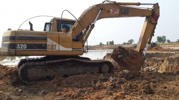 ขายด่วน CAT 320V2 สภาพพร้อมลุยงาน เครื่องปั้มดี ช่วงล่างสวย ใบแทร็กไม่ครบ เอวแน่นไฟฟ้าขาดมอเตอร์คันเร่ง เอกสารเล่มทะเบียนพร้อมโอน ภาษีเต็ม