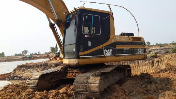 ขายด่วน CAT 320V2 สภาพพร้อมลุยงาน เครื่องปั้มดี ช่วงล่างสวย ใบแทร็กไม่ครบ เอวแน่นไฟฟ้าขาดมอเตอร์คันเร่ง เอกสารเล่มทะเบียนพร้อมโอน ภาษีเต็ม