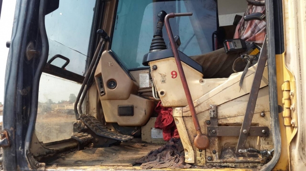 ขายด่วน CAT 320V2 สภาพพร้อมลุยงาน เครื่องปั้มดี ช่วงล่างสวย ใบแทร็กไม่ครบ เอวแน่นไฟฟ้าขาดมอเตอร์คันเร่ง เอกสารเล่มทะเบียนพร้อมโอน ภาษีเต็ม