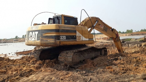 ขายด่วน CAT 320V2 สภาพพร้อมลุยงาน เครื่องปั้มดี ช่วงล่างสวย ใบแทร็กไม่ครบ เอวแน่นไฟฟ้าขาดมอเตอร์คันเร่ง เอกสารเล่มทะเบียนพร้อมโอน ภาษีเต็ม