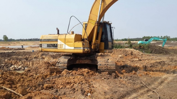 ขายด่วน CAT 320V2 สภาพพร้อมลุยงาน เครื่องปั้มดี ช่วงล่างสวย ใบแทร็กไม่ครบ เอวแน่นไฟฟ้าขาดมอเตอร์คันเร่ง เอกสารเล่มทะเบียนพร้อมโอน ภาษีเต็ม