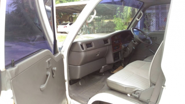 รถตู้ Nissan Urvan