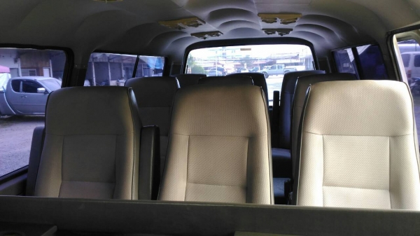 รถตู้ Nissan Urvan