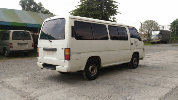 รถตู้ Nissan Urvan
