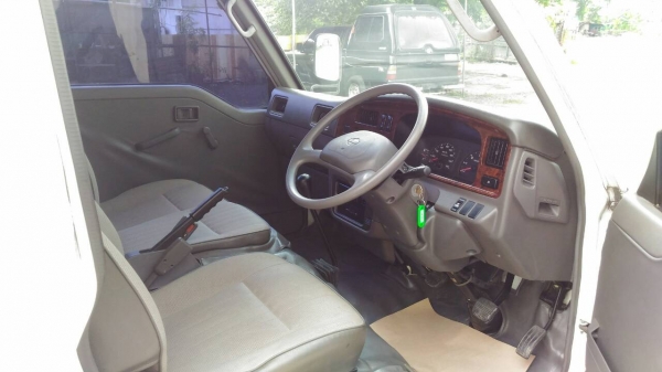 รถตู้ Nissan Urvan