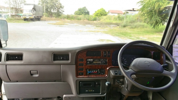 รถตู้ Nissan Urvan