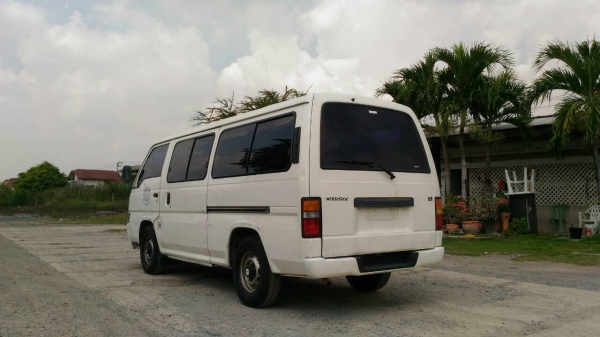 รถตู้ Nissan Urvan