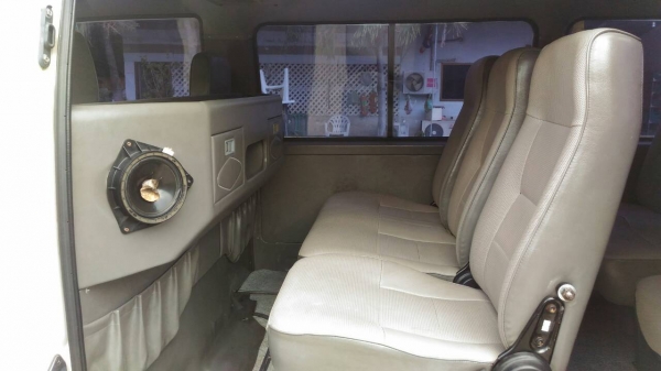 รถตู้ Nissan Urvan