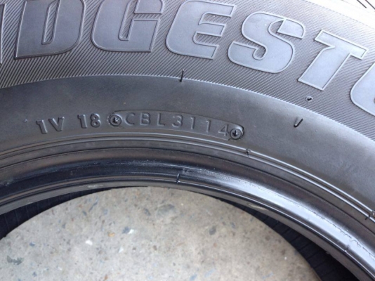 ยาง Bridgstone 215-70-15 ปี 14 ครบชุด 4 เส้น 5500 สภาพสวยๆไม่บวมดอกยางเหลือเยอะวิ่งใด้อีกนานค่ะ