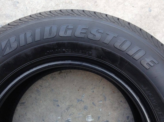 ยาง Bridgstone 215-70-15 ปี 14 ครบชุด 4 เส้น 5500 สภาพสวยๆไม่บวมดอกยางเหลือเยอะวิ่งใด้อีกนานค่ะ