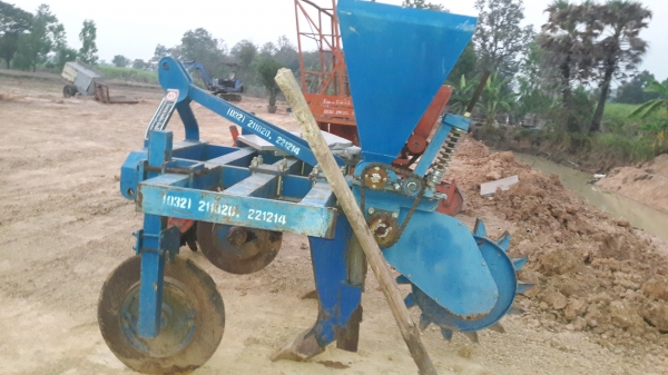 นางฟ้าเลยครับ ดิพเปอร์ เครืองฝังปุ๋ยแบบสับใบ รถใหญ่ถังคู่