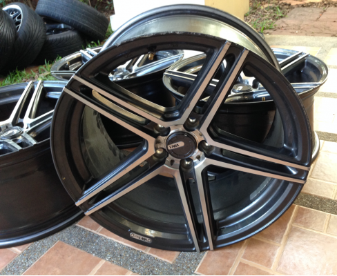 ล้อ ADV1 ขอบ18 สภาพสวย ไม่มีซ่อม ราคาไม่แพง