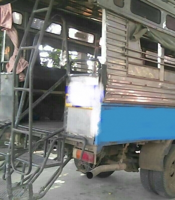 ISUZU TL 100 HP 4BC2 รถบรรทุกหกล้อโดยสาร กระบะโครงหลังคาโดยสารความยาว 5 เมตรสภาพดีพร้อมใช้งานได้เลยครับ เครื่องยนต์แรงดีไม่เยิ้ม หัวเก๋งเดิมๆภายในเก๋งคอนโซลครบไม่ผุ พวงมาลัยธรรมดา ช่วงล่างแน่นคัชซีไม่บวม ยาง 7.50 ขอบ 16 สภาพดีพร้อมใช้งาน เอกสารทะเบียนครบ