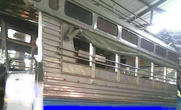 ISUZU TL 100 HP 4BC2 รถบรรทุกหกล้อโดยสาร กระบะโครงหลังคาโดยสารความยาว 5 เมตรสภาพดีพร้อมใช้งานได้เลยครับ เครื่องยนต์แรงดีไม่เยิ้ม หัวเก๋งเดิมๆภายในเก๋งคอนโซลครบไม่ผุ พวงมาลัยธรรมดา ช่วงล่างแน่นคัชซีไม่บวม ยาง 7.50 ขอบ 16 สภาพดีพร้อมใช้งาน เอกสารทะเบียนครบ