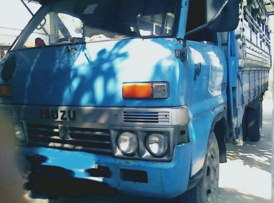 ISUZU TL 100 HP 4BC2 รถบรรทุกหกล้อโดยสาร กระบะโครงหลังคาโดยสารความยาว 5 เมตรสภาพดีพร้อมใช้งานได้เลยครับ เครื่องยนต์แรงดีไม่เยิ้ม หัวเก๋งเดิมๆภายในเก๋งคอนโซลครบไม่ผุ พวงมาลัยธรรมดา ช่วงล่างแน่นคัชซีไม่บวม ยาง 7.50 ขอบ 16 สภาพดีพร้อมใช้งาน เอกสารทะเบียนครบ