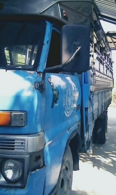 ISUZU TL 100 HP 4BC2 รถบรรทุกหกล้อโดยสาร กระบะโครงหลังคาโดยสารความยาว 5 เมตรสภาพดีพร้อมใช้งานได้เลยครับ เครื่องยนต์แรงดีไม่เยิ้ม หัวเก๋งเดิมๆภายในเก๋งคอนโซลครบไม่ผุ พวงมาลัยธรรมดา ช่วงล่างแน่นคัชซีไม่บวม ยาง 7.50 ขอบ 16 สภาพดีพร้อมใช้งาน เอกสารทะเบียนครบ