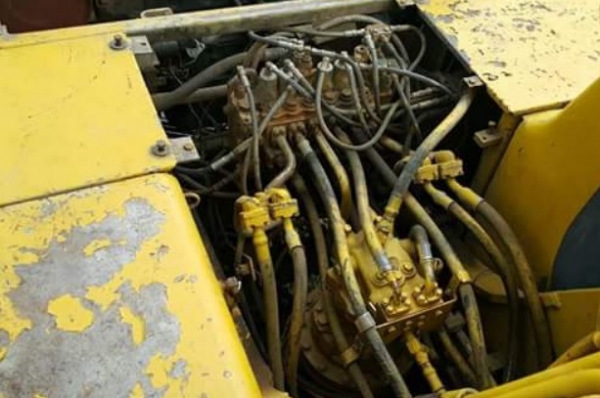 KOMATSU PC 200-6 ซีเรียล 93022 เอกสารเล่มทะเบียนภาษีเต็ม รถบอดี้สวย ภายในห้องเก๋งสะอาดสวย แอร์เย็น เครื่องยนต์ของ PC 200-7 เครื่องแน่นแรงดีไม่แตกเยิ้ม ภายนอกบูมอาร์มสวยๆไม่มีปะ ช่วงล่างเอวแน่น โรลเลอร์ใบแทรกสภาพดีประมาณ 70\% พร้อมใช้งาน ราคาต่อรองได้ครับ