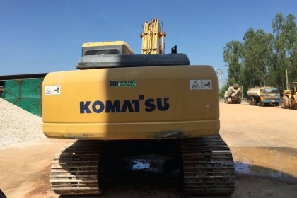 ขาย  Pc-200. โคมัสสุ. รุ่น7   7033 ชั่วโมง ช่วงล่างยกตั้งแต่เอวลงไป. ใหม่หมดญี่ปุ่นแท้แกะกล่อง