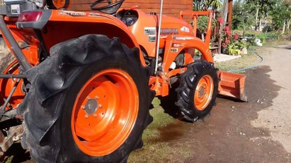 ขายรถไถ KUBOTA L3608 ใช้งานน้อย อุปกรณ์ครบ ดันหน้า ผานหลัง สภาพสวยพร้อมใช้งาน สนใจโทร 090-8588220คุณนะ 093-3258446คุณบิว หรือเข้าดูสินค้าอื่นๆได้ที่ www.truck.in.th/498 หรือเพจFacebook ณรงค์ ซื้อขายรถมือสอง (เว็บไซต์ส่วนตัว) หรือFacebook คุณนะ รถบรรทุก