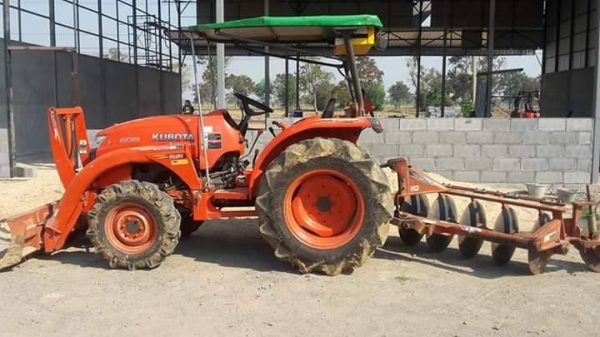 ขายรถไถ KUBOTA L3608 ใช้งานน้อย อุปกรณ์ครบ ดันหน้า ผานหลัง สภาพสวยพร้อมใช้งาน สนใจโทร 090-8588220คุณนะ 093-3258446คุณบิว หรือเข้าดูสินค้าอื่นๆได้ที่ www.truck.in.th/498 หรือเพจFacebook ณรงค์ ซื้อขายรถมือสอง (เว็บไซต์ส่วนตัว) หรือFacebook คุณนะ รถบรรทุก